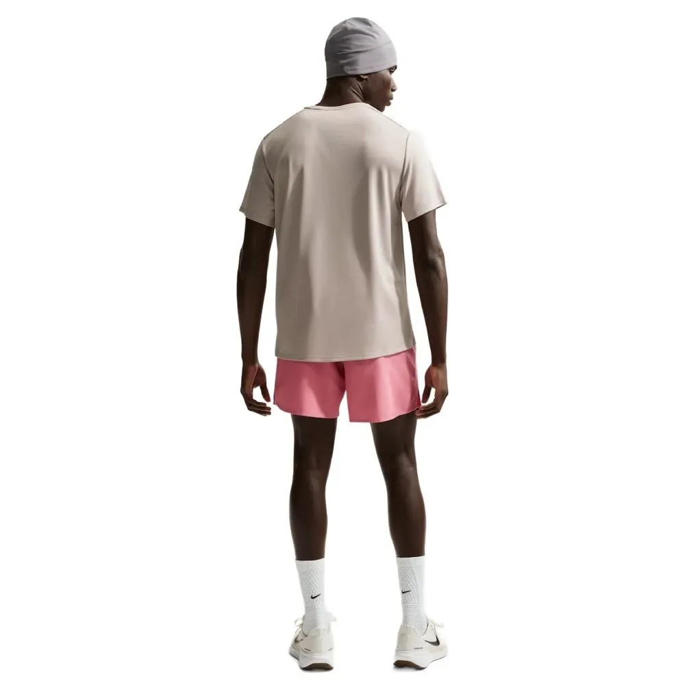 Camiseta Nike Dri-FIT UV Miller Masculina Bege vista lateral